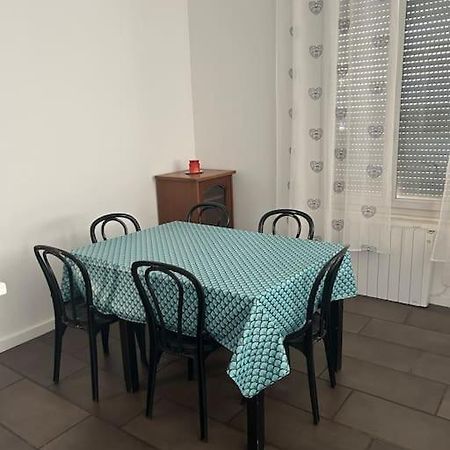 Superbe Appartement Avec Parking Gratuit Vaulx-en-Velin Buitenkant foto