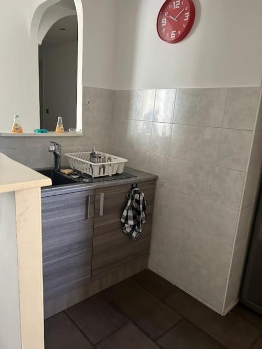 Superbe Appartement Avec Parking Gratuit Vaulx-en-Velin Buitenkant foto